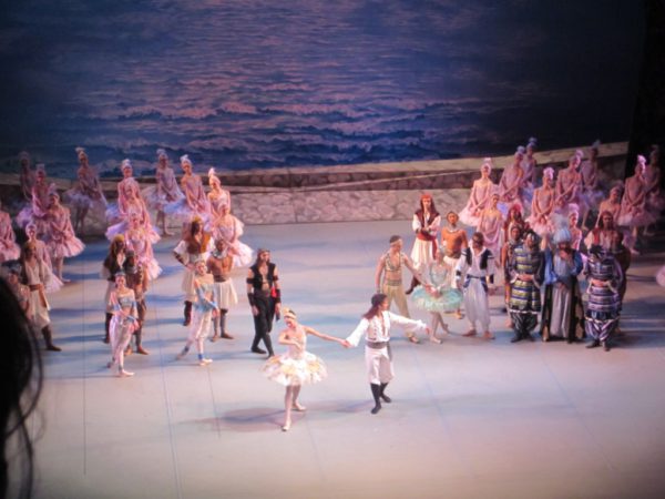Aktörerna på baletten tar emot applåder