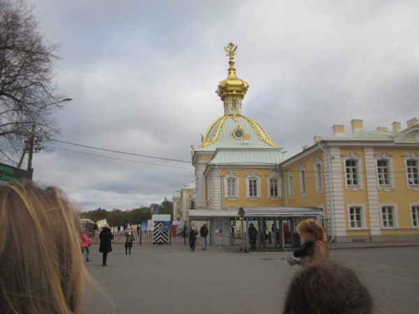 På väg till palatset Peterhof